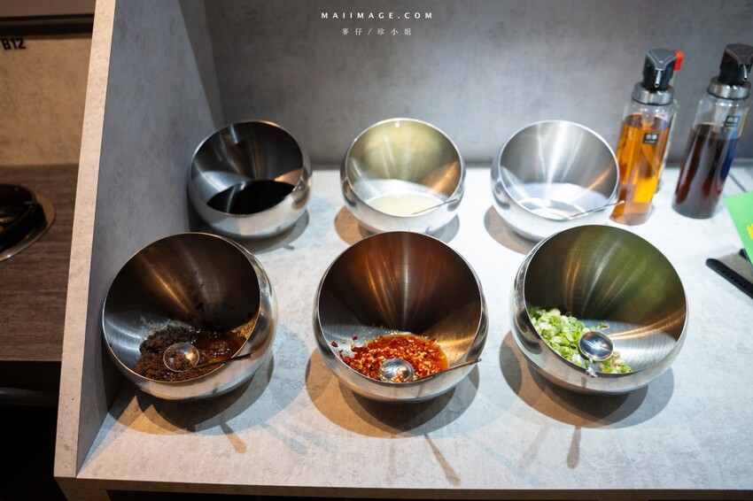 台北木柵花漾夯夯鍋政大店～台中一中爆紅的花漾轉轉鍋在台北木柵開分店了！飲料吧、野菜吧、泡麵吧、鍋物吃到飽，政