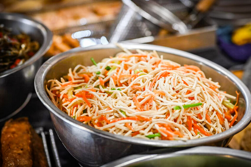 台北牛肉麵推薦!傳說級老宋記真善美牛肉麵140元開吃,必搭滷味小菜。