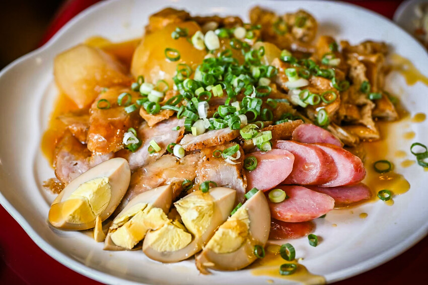 台北牛肉麵推薦!傳說級老宋記真善美牛肉麵140元開吃,必搭滷味小菜。