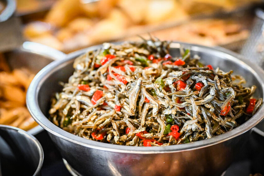 台北牛肉麵推薦!傳說級老宋記真善美牛肉麵140元開吃,必搭滷味小菜。