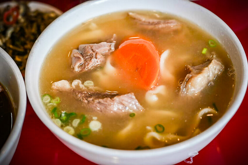 台北牛肉麵推薦!傳說級老宋記真善美牛肉麵140元開吃,必搭滷味小菜。