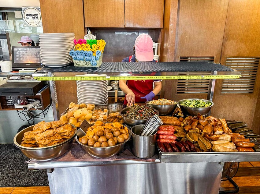 台北牛肉麵推薦!傳說級老宋記真善美牛肉麵140元開吃,必搭滷味小菜。