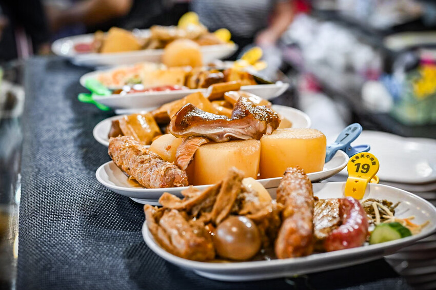 台北牛肉麵推薦!傳說級老宋記真善美牛肉麵140元開吃,必搭滷味小菜。