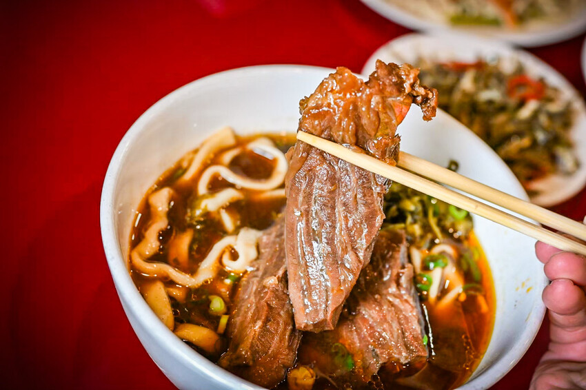 台北牛肉麵推薦!傳說級老宋記真善美牛肉麵140元開吃,必搭滷味小菜。