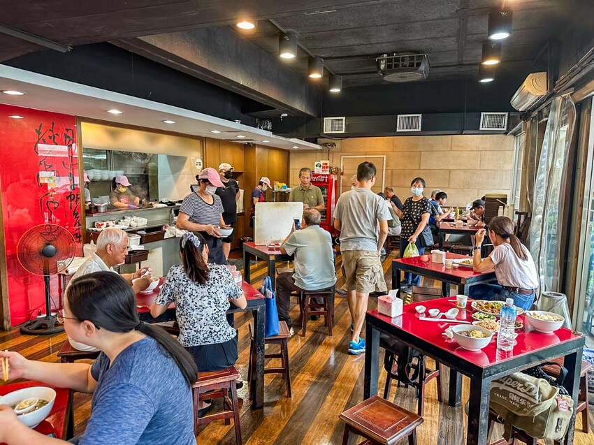 台北牛肉麵推薦!傳說級老宋記真善美牛肉麵140元開吃,必搭滷味小菜。