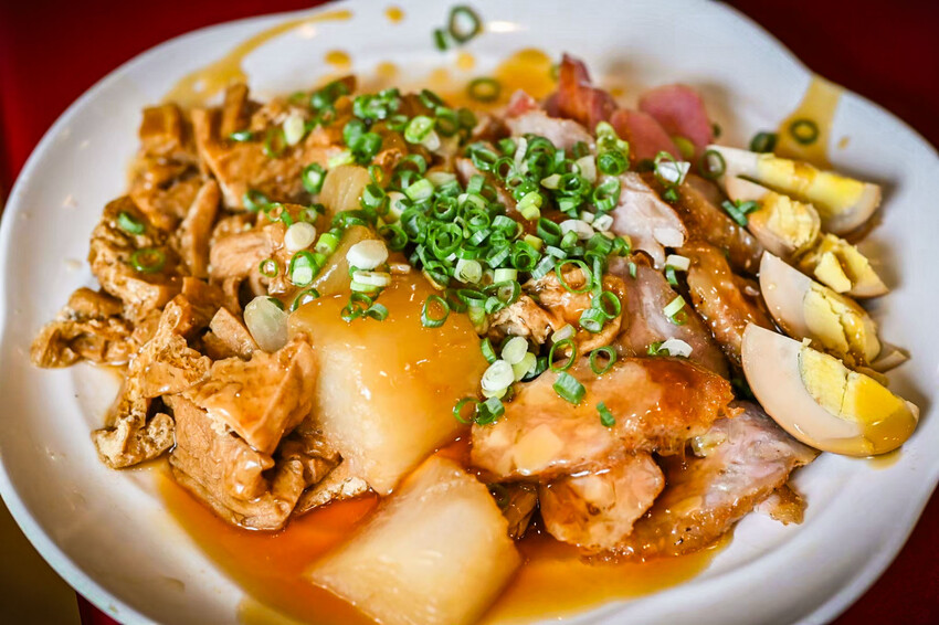 台北牛肉麵推薦!傳說級老宋記真善美牛肉麵140元開吃,必搭滷味小菜。