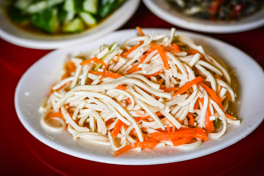 台北牛肉麵推薦!傳說級老宋記真善美牛肉麵140元開吃,必搭滷味小菜。