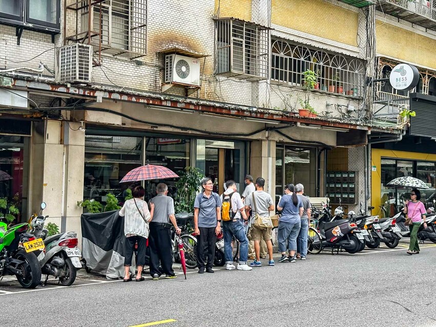 台北牛肉麵推薦!傳說級老宋記真善美牛肉麵140元開吃,必搭滷味小菜。