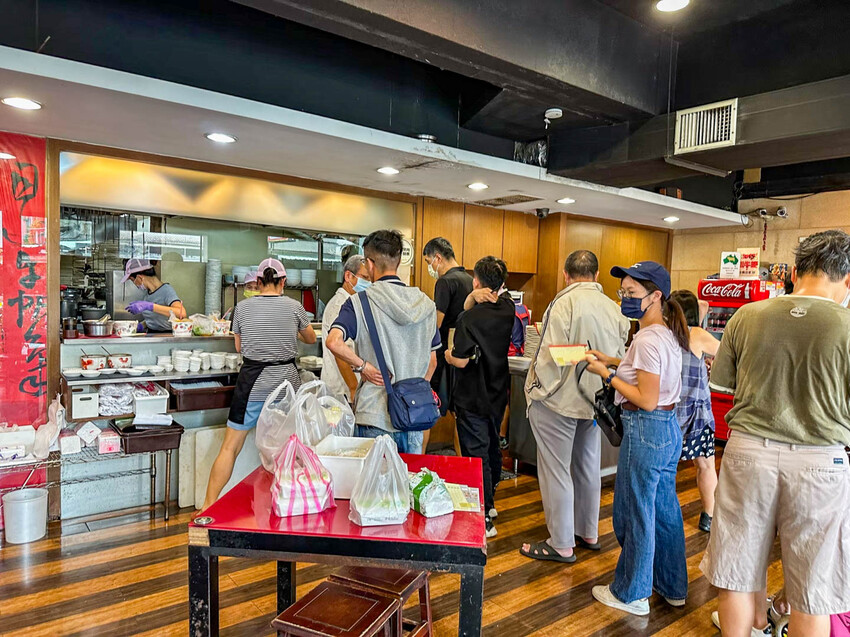 台北牛肉麵推薦!傳說級老宋記真善美牛肉麵140元開吃,必搭滷味小菜。