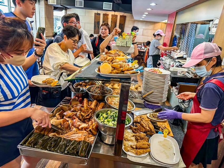 台北牛肉麵推薦!傳說級老宋記真善美牛肉麵140元開吃,必搭滷味小菜。