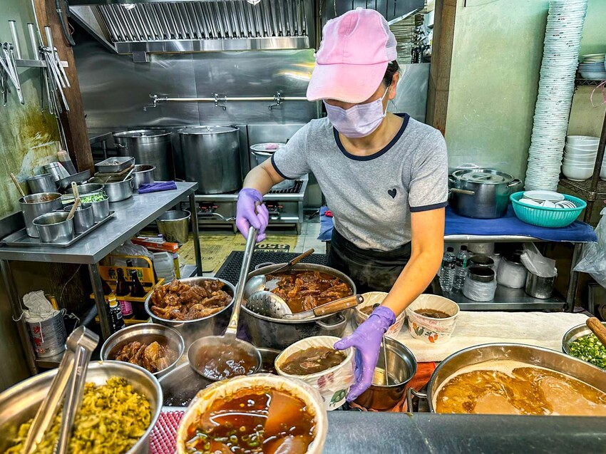 台北牛肉麵推薦!傳說級老宋記真善美牛肉麵140元開吃,必搭滷味小菜。