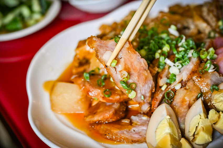 台北牛肉麵推薦!傳說級老宋記真善美牛肉麵140元開吃,必搭滷味小菜。