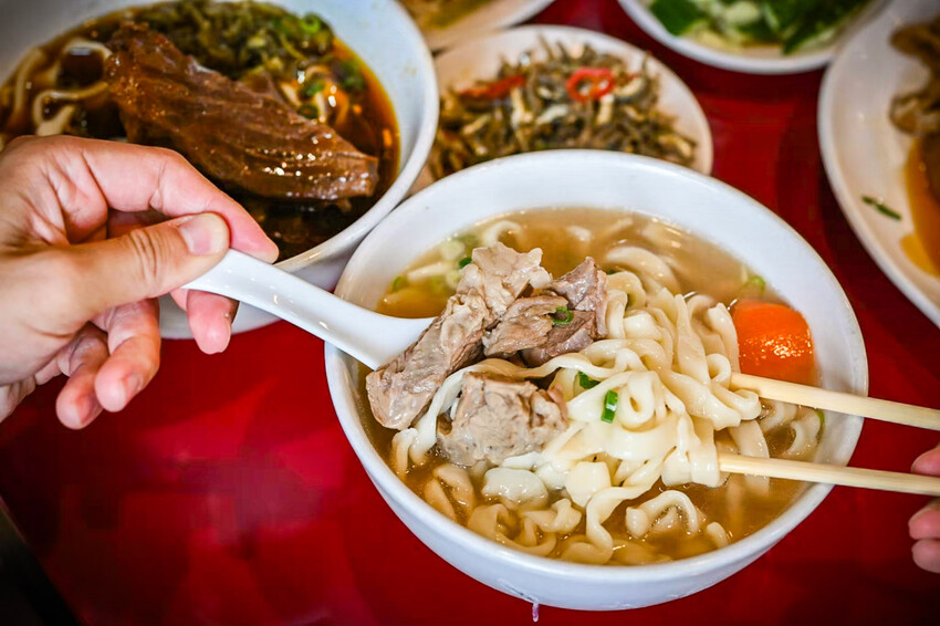 台北牛肉麵推薦!傳說級老宋記真善美牛肉麵140元開吃,必搭滷味小菜。