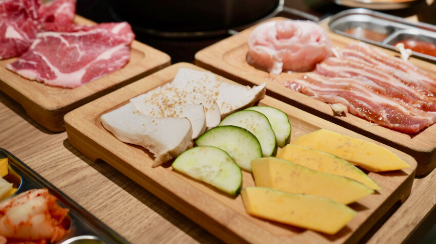 [新莊] 燒桶子韓式烤肉｜宏匯廣場美食推薦「平價韓式烤肉」小菜冰棒吃到飽！