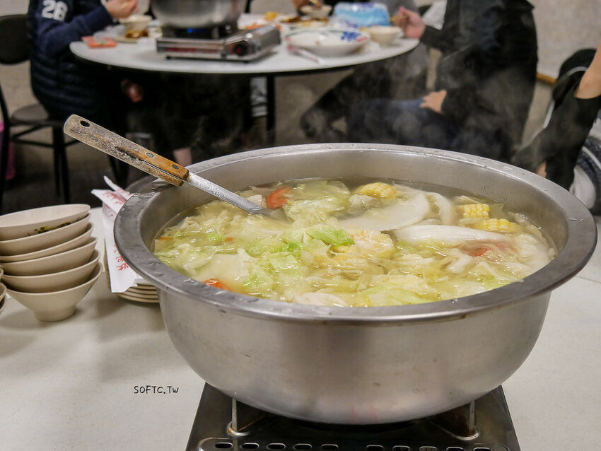 行天宮站美食推薦》89海鮮●生猛活體帝王蟹現抓現煮超新鮮! 合江街超人氣火鍋燒烤兩吃帝王蟹