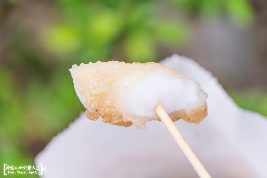 嘉義超狂脆皮雞排，一塊只要35元，CP值爆棚的佛心炸物，饕客必點的炸薯條滿滿一大包～