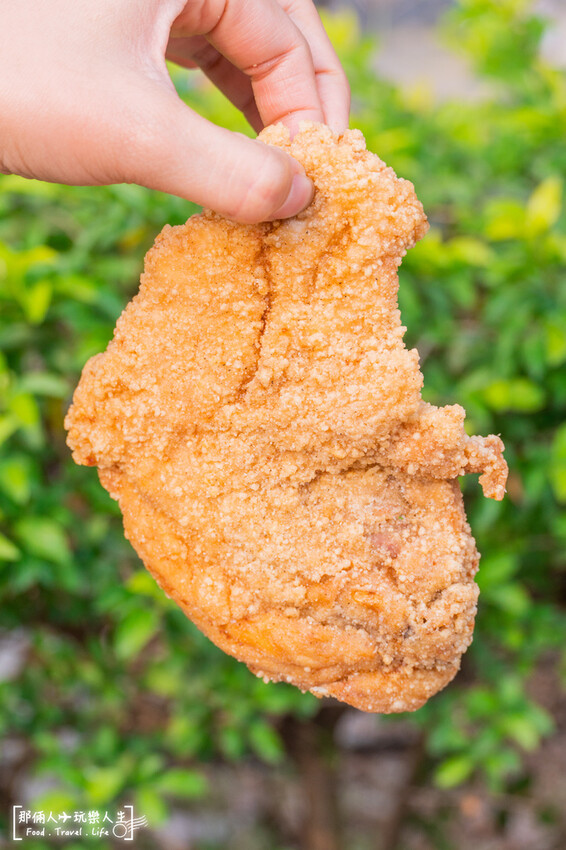 嘉義超狂脆皮雞排，一塊只要35元，CP值爆棚的佛心炸物，饕客必點的炸薯條滿滿一大包～