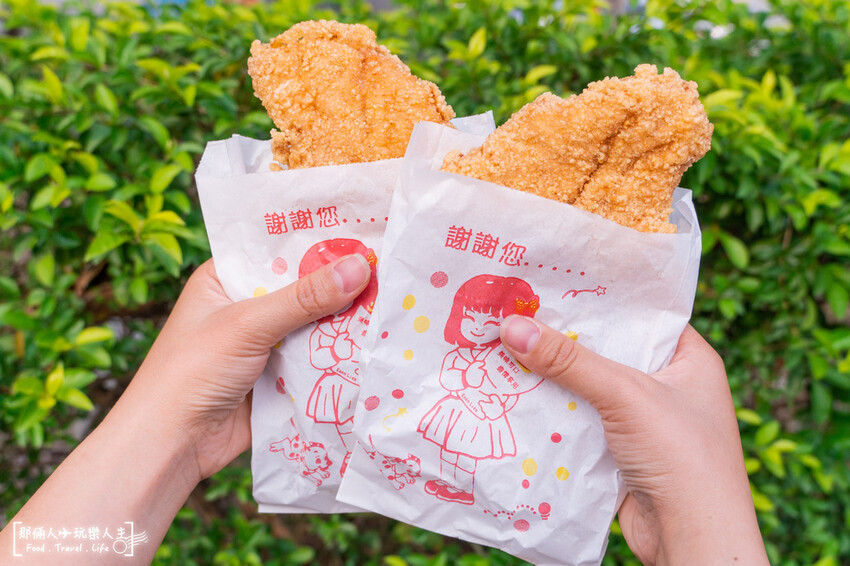 嘉義超狂脆皮雞排，一塊只要35元，CP值爆棚的佛心炸物，饕客必點的炸薯條滿滿一大包～