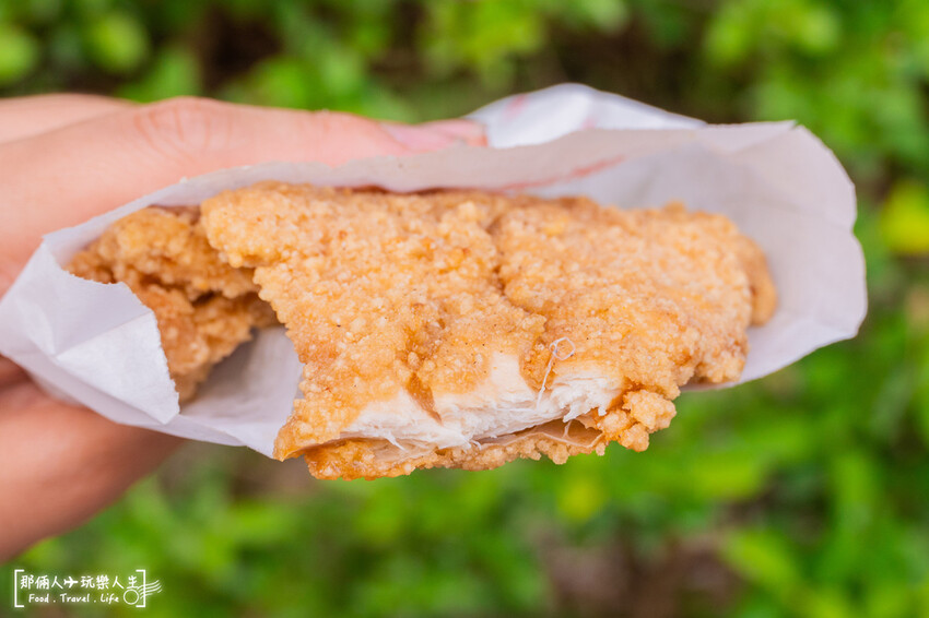 嘉義超狂脆皮雞排，一塊只要35元，CP值爆棚的佛心炸物，饕客必點的炸薯條滿滿一大包～