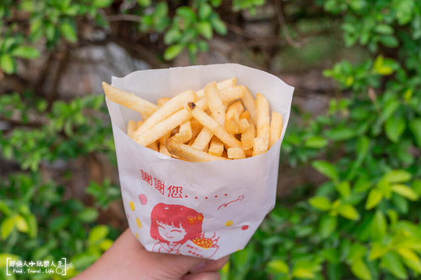 嘉義超狂脆皮雞排，一塊只要35元，CP值爆棚的佛心炸物，饕客必點的炸薯條滿滿一大包～