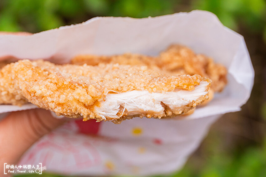 嘉義超狂脆皮雞排，一塊只要35元，CP值爆棚的佛心炸物，饕客必點的炸薯條滿滿一大包～