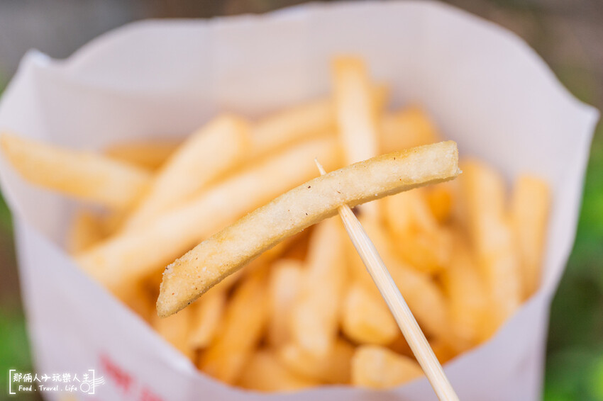 嘉義超狂脆皮雞排，一塊只要35元，CP值爆棚的佛心炸物，饕客必點的炸薯條滿滿一大包～