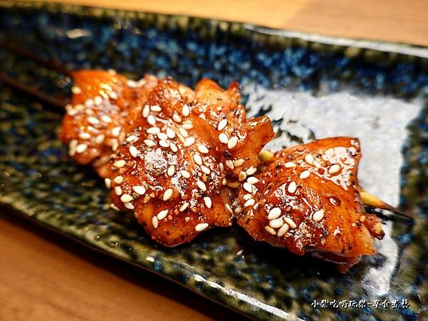 炙燒雞腿串-大河屋微風南京店.jpg 炙燒雞腿串-大河屋微風南京店.jpg