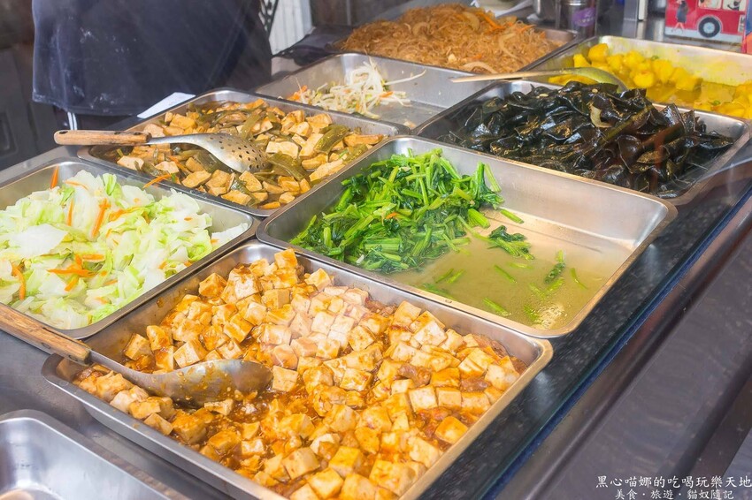 高雄苓雅︱詹記燒臘大排檔 香港老師傅經營,外皮薄脆油香、鴨肉軟嫩多汁的超好吃櫻桃燒鴨飯!