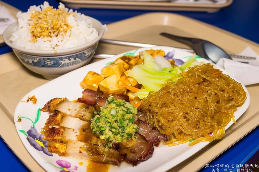 高雄苓雅︱詹記燒臘大排檔 香港老師傅經營,外皮薄脆油香、鴨肉軟嫩多汁的超好吃櫻桃燒鴨飯!