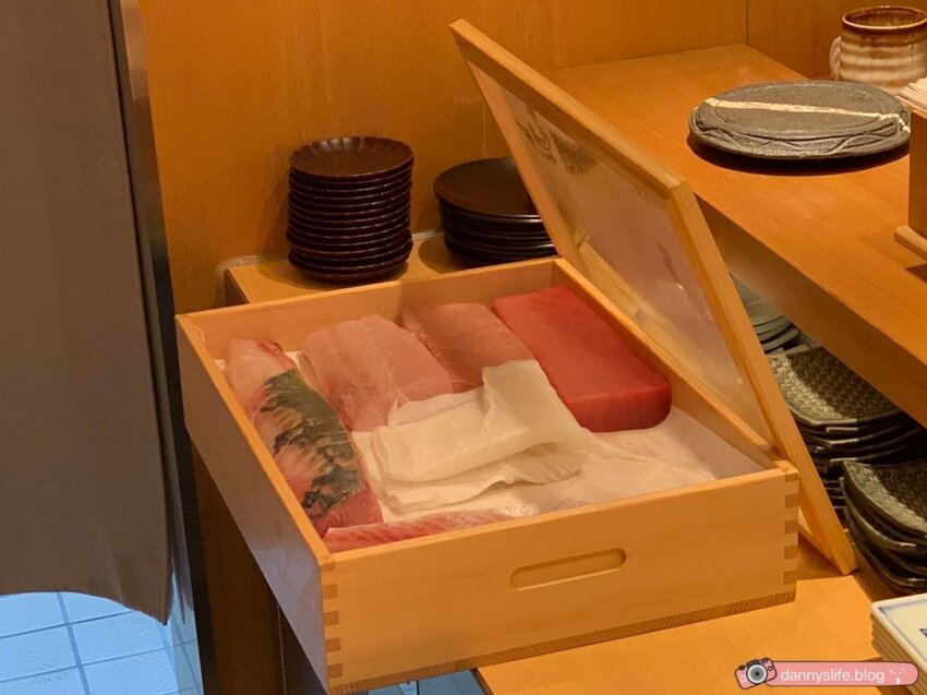 高CP值的日式板前壽司,多道新鮮食材、特色料理手法,加點爆量海膽壽司超美味!日式料理推薦~丹尼的吃喝玩樂 dannyslife.blog