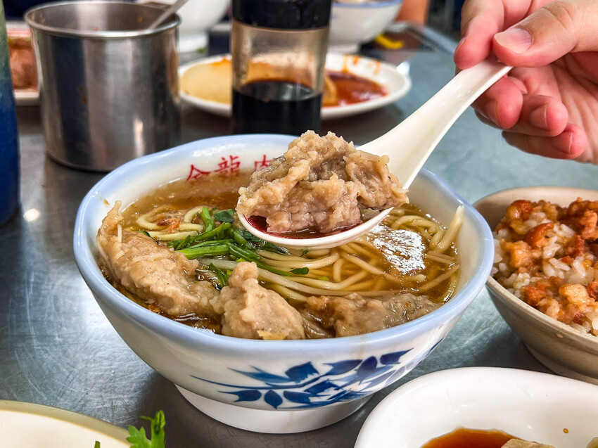 基隆市中正區金龍肉焿|隨時都在排隊!在地經營超過40年老牌肉焿店