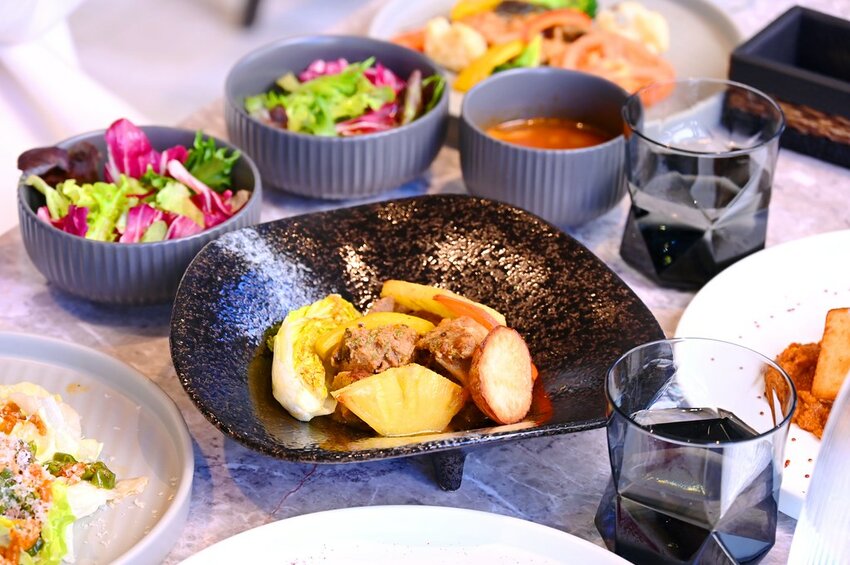 台中逢甲新開幕好美玻璃屋餐廳/巧克力辣醬烤雞 焦糖紅茶巴斯克好吃 約會餐廳推薦_Bocca Bom Bistro