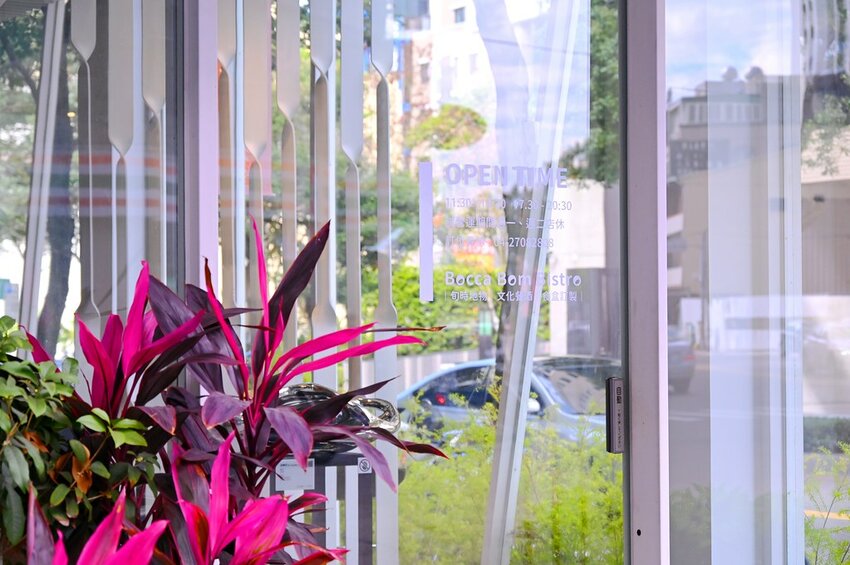 台中逢甲新開幕好美玻璃屋餐廳/巧克力辣醬烤雞 焦糖紅茶巴斯克好吃 約會餐廳推薦_Bocca Bom Bistro