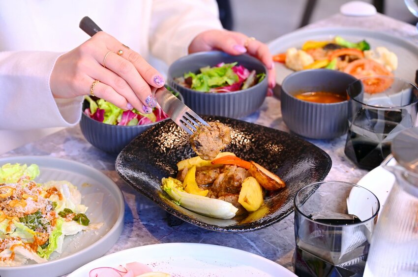 台中逢甲新開幕好美玻璃屋餐廳/巧克力辣醬烤雞 焦糖紅茶巴斯克好吃 約會餐廳推薦_Bocca Bom Bistro