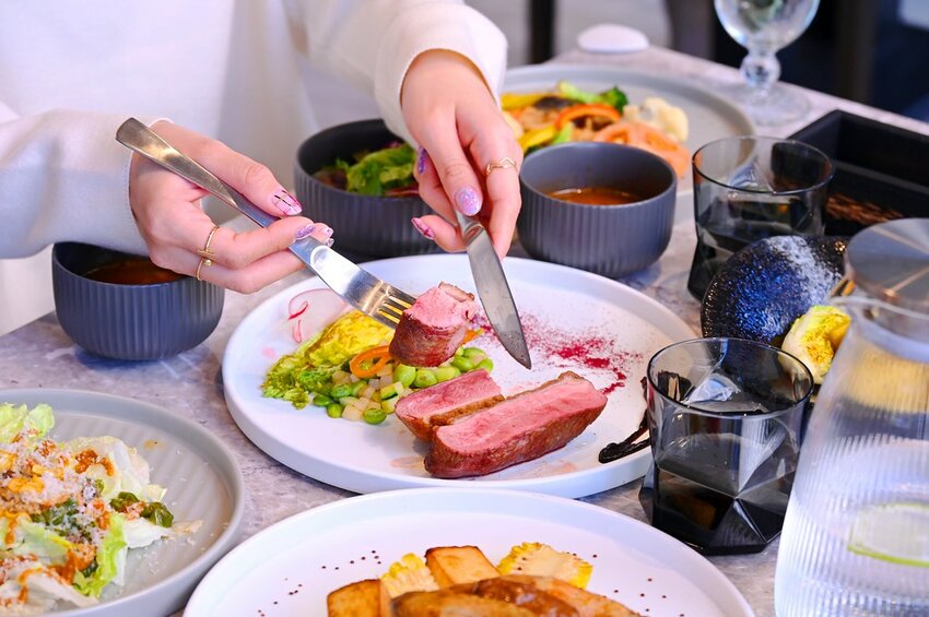 台中逢甲新開幕好美玻璃屋餐廳/巧克力辣醬烤雞 焦糖紅茶巴斯克好吃 約會餐廳推薦_Bocca Bom Bistro