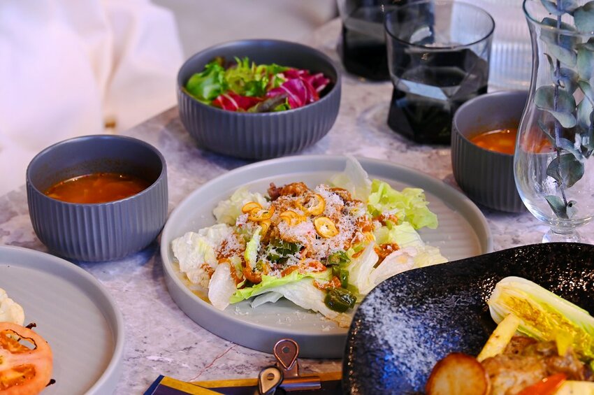 台中逢甲新開幕好美玻璃屋餐廳/巧克力辣醬烤雞 焦糖紅茶巴斯克好吃 約會餐廳推薦_Bocca Bom Bistro