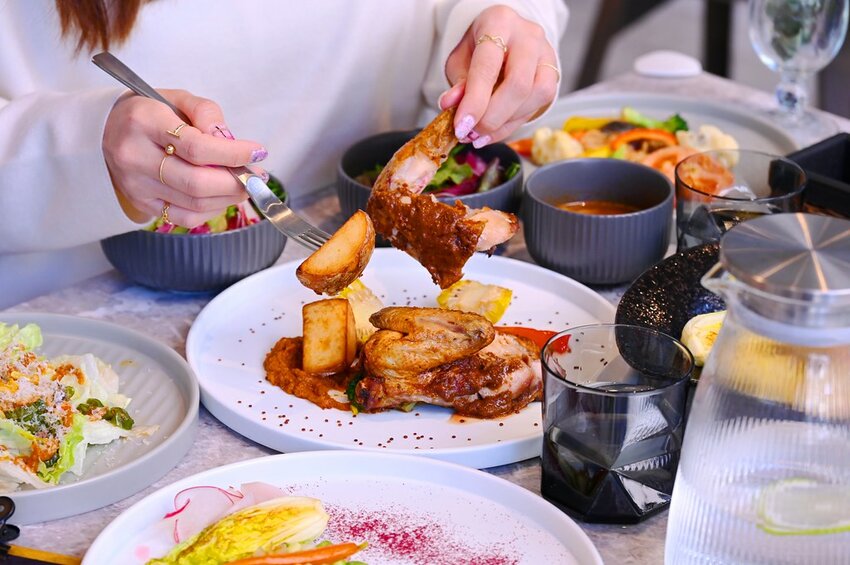 台中逢甲新開幕好美玻璃屋餐廳/巧克力辣醬烤雞 焦糖紅茶巴斯克好吃 約會餐廳推薦_Bocca Bom Bistro