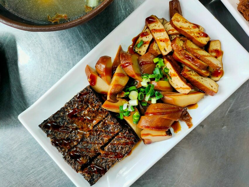 中壢火車站附近好吃的手工麵，半熟蛋包實在太邪惡了~還有超嫩的三層肉~激推！