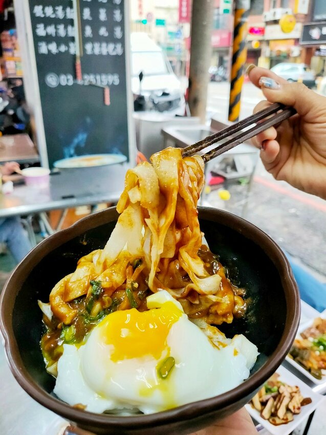 中壢火車站附近好吃的手工麵，半熟蛋包實在太邪惡了~還有超嫩的三層肉~激推！