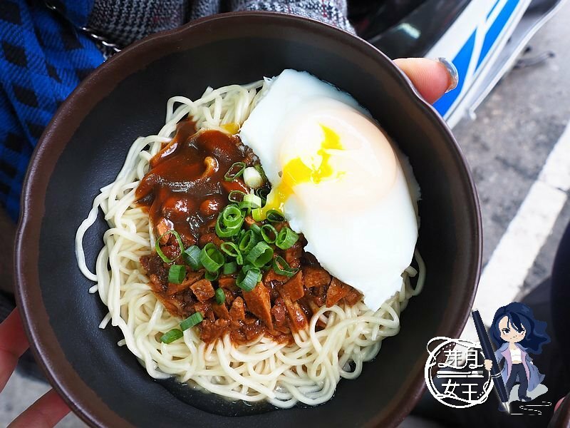 中壢火車站附近好吃的手工麵，半熟蛋包實在太邪惡了~還有超嫩的三層肉~激推！