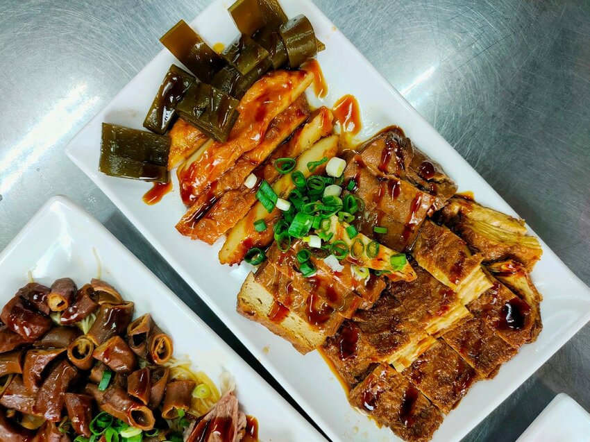 中壢火車站附近好吃的手工麵，半熟蛋包實在太邪惡了~還有超嫩的三層肉~激推！