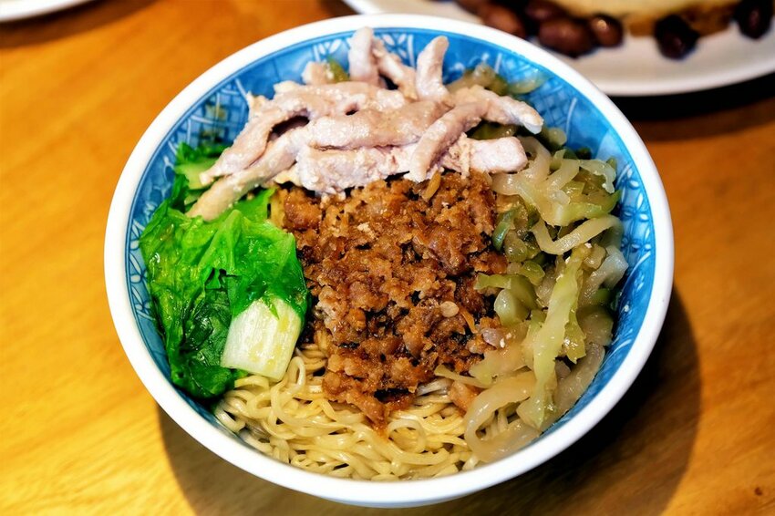 劉哥麵店-新營店｜特選來自善化的溫體牛肉熬湯！獨家自製超彈Q麵條！新營文青風溫馨麵店！台南小吃推薦、台南牛肉麵推薦、新營小吃推薦、新營牛肉麵推薦、新營滷味推薦 - 佛系旅遊筆記