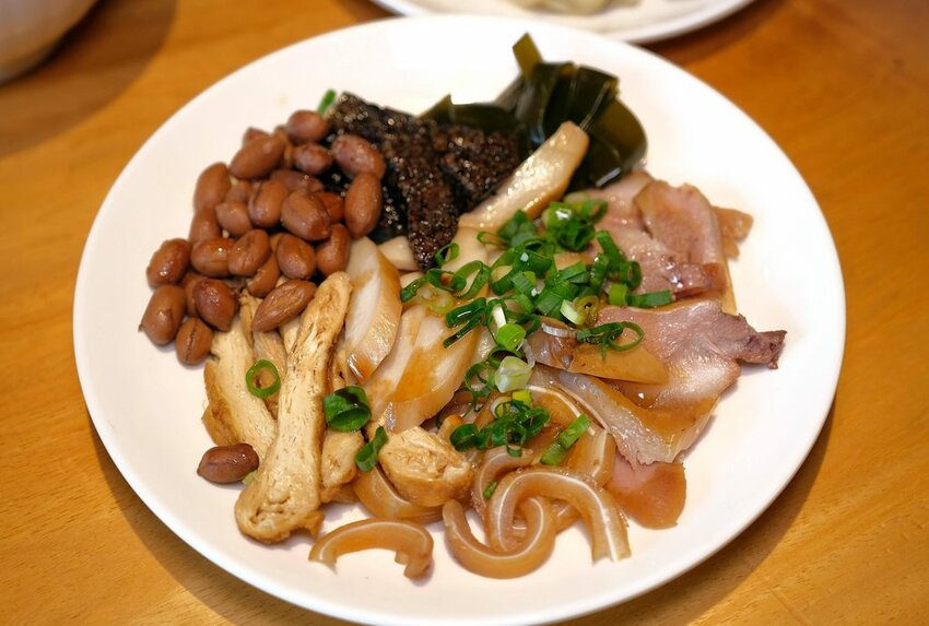 劉哥麵店-新營店｜特選來自善化的溫體牛肉熬湯！獨家自製超彈Q麵條！新營文青風溫馨麵店！台南小吃推薦、台南牛肉麵推薦、新營小吃推薦、新營牛肉麵推薦、新營滷味推薦 - 佛系旅遊筆記