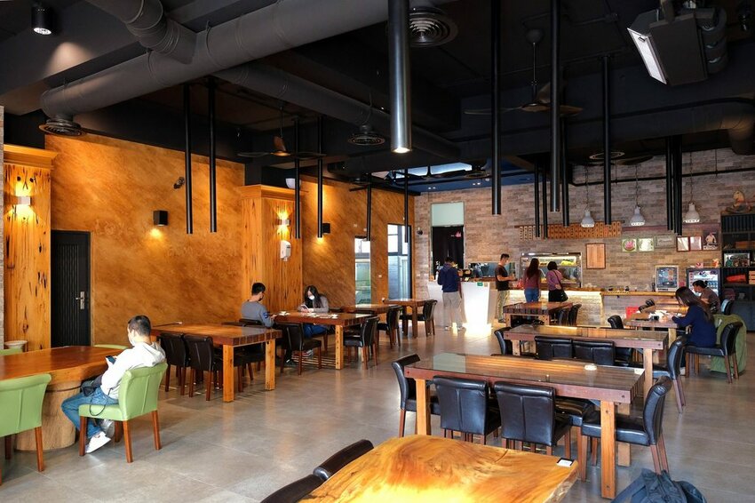 劉哥麵店-新營店｜特選來自善化的溫體牛肉熬湯！獨家自製超彈Q麵條！新營文青風溫馨麵店！台南小吃推薦、台南牛肉麵推薦、新營小吃推薦、新營牛肉麵推薦、新營滷味推薦 - 佛系旅遊筆記