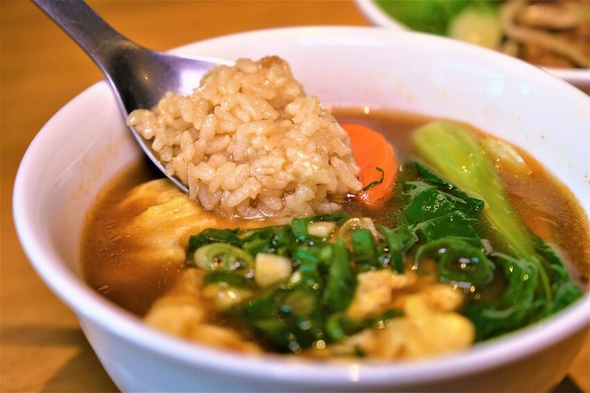 劉哥麵店-新營店｜特選來自善化的溫體牛肉熬湯！獨家自製超彈Q麵條！新營文青風溫馨麵店！台南小吃推薦、台南牛肉麵推薦、新營小吃推薦、新營牛肉麵推薦、新營滷味推薦 - 佛系旅遊筆記