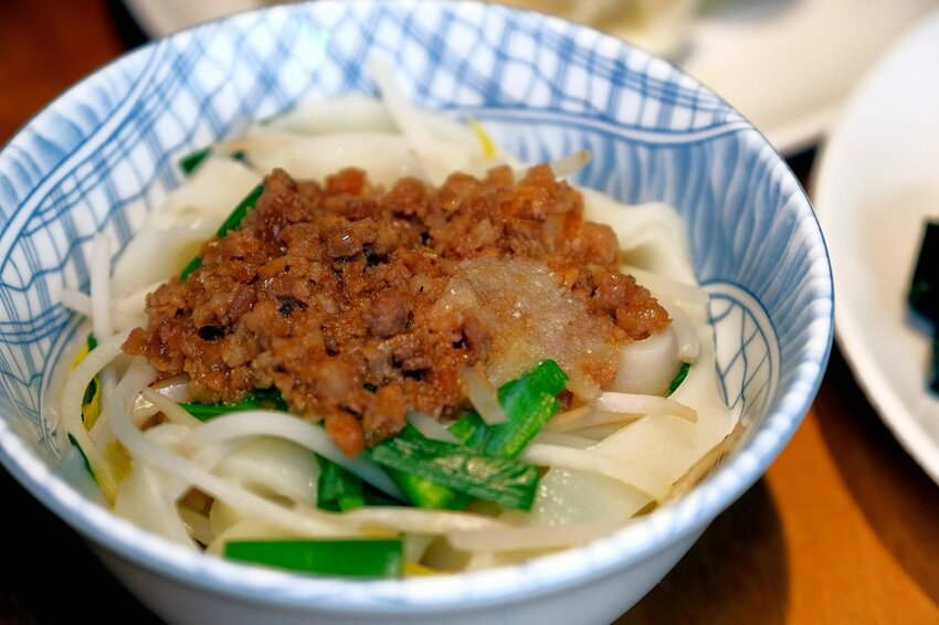 劉哥麵店-新營店｜特選來自善化的溫體牛肉熬湯！獨家自製超彈Q麵條！新營文青風溫馨麵店！台南小吃推薦、台南牛肉麵推薦、新營小吃推薦、新營牛肉麵推薦、新營滷味推薦 - 佛系旅遊筆記