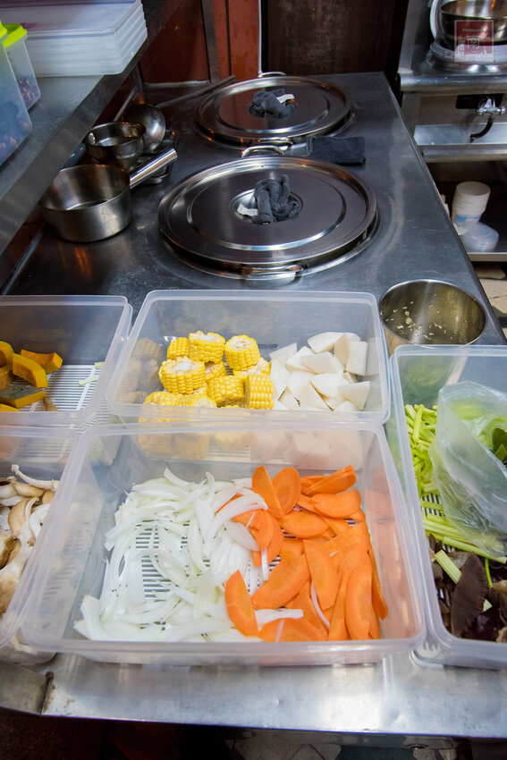 【臺南美食】吃慣了一般溫體牛肉嗎？｜老闆娘家鄉味“潮汕溫補鍋”｜完全是一個呷粗飽的概念｜ 安平溫體牛｜牛腩｜牛尾~~李好牛溫體牛肉湯爐 - 南人幫