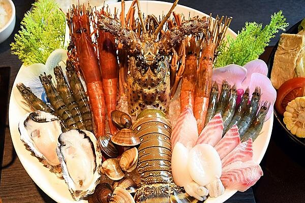 高雄市鼓山區高雄彭湃火鍋推薦【舞古賀鍋物專門店】回訪超多次，每次都能在餐點之中找到鮮甜、找到美味、找到幸福！高雄