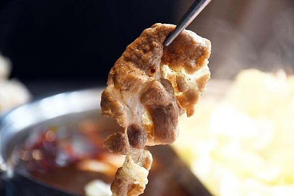 高雄市鼓山區高雄彭湃火鍋推薦【舞古賀鍋物專門店】回訪超多次，每次都能在餐點之中找到鮮甜、找到美味、找到幸福！高雄