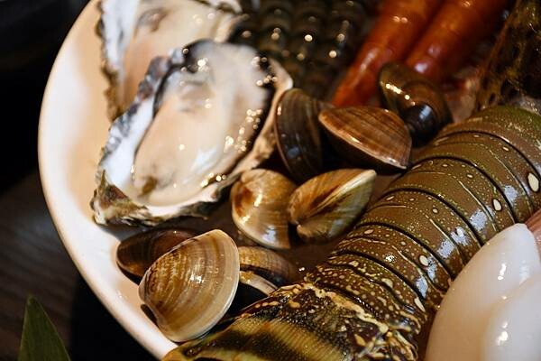 高雄市鼓山區高雄彭湃火鍋推薦【舞古賀鍋物專門店】回訪超多次，每次都能在餐點之中找到鮮甜、找到美味、找到幸福！高雄